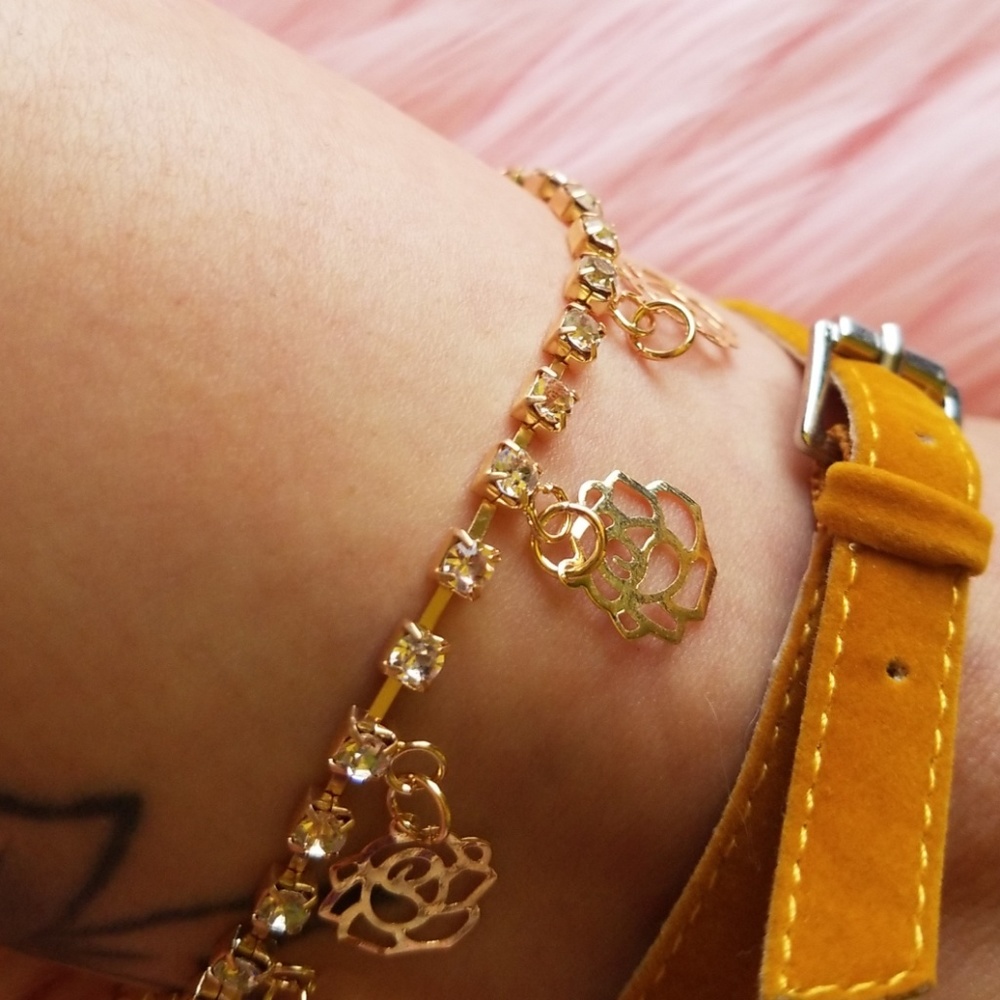 ๐น Gold Rhinestone Rose Anklet ๐น - Picture 5 of 6